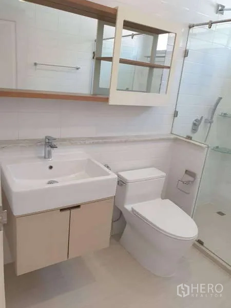 บ้าน ให้เช่าในSathon, Bangkok - ห้องน้ำสว่าง มีอ่างล้างหน้าแบบเหลี่ยม โถสุขภัณฑ์ และฝักบัวกระจกกั้น