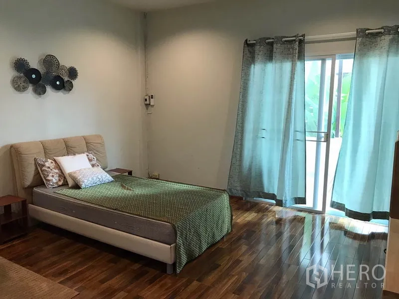 ทาวน์เฮาส์ ให้เช่าหรือขายในPhra Khanong, Bangkok - ห้องนอนกว้าง พื้นไม้ ประตูกระจกบานเลื่อนออกสู่ระเบียง