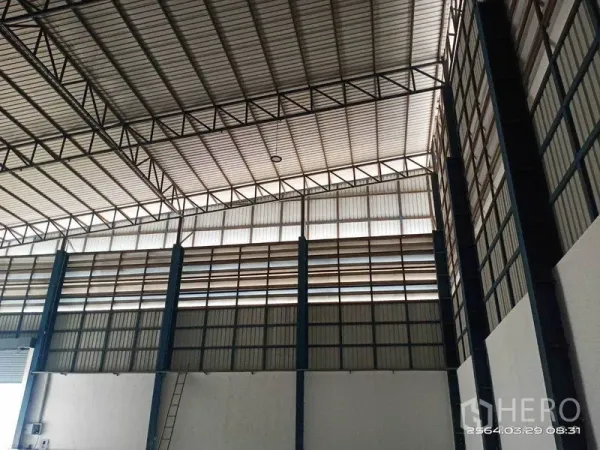 Warehouse for rent in Bang Bo, Samut Prakan - Interior view showing ventilated upper walls and a robust steel roof framework.