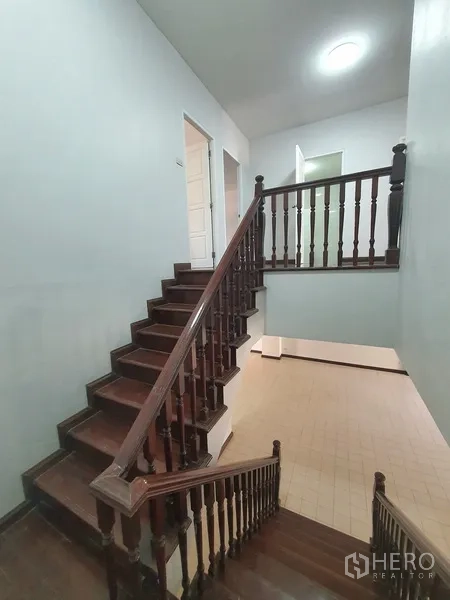 联排别墅 出售在Khlong Toei, Bangkok - 分层木楼梯与栏杆平台的细节。