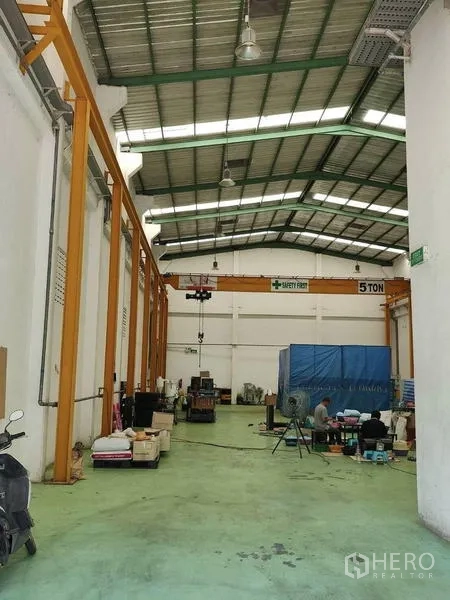 工厂 出售在Sai Noi, Nonthaburi - 高挑生产车间，配置5吨桥式行车与天窗。