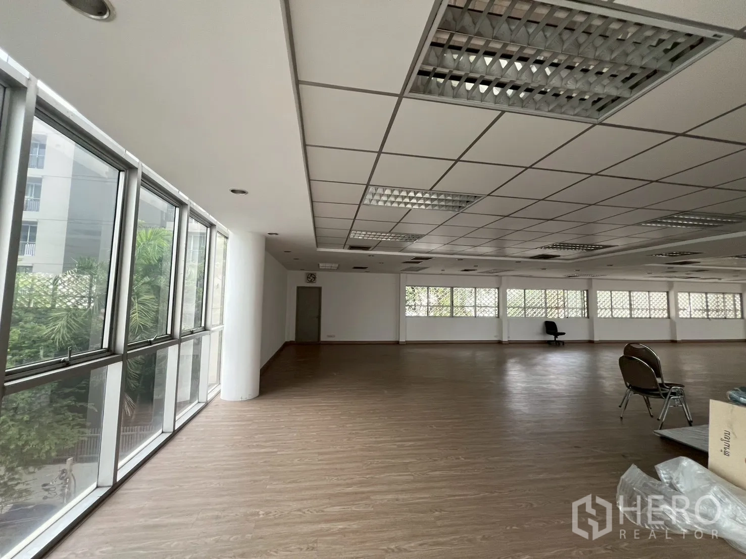 สำนักงาน ให้เช่าในWatthana, Bangkok - มุมสำนักงานที่มีกระจกบานกว้าง มองเห็นต้นไม้และวิวเมือง