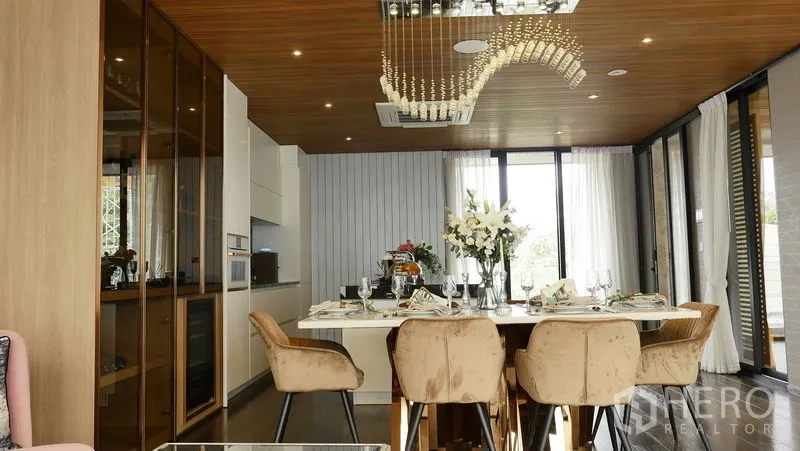 独立式住宅 出售在Prawet, Bangkok - 正式餐厅，水晶吊灯与玻璃柜、推拉门。