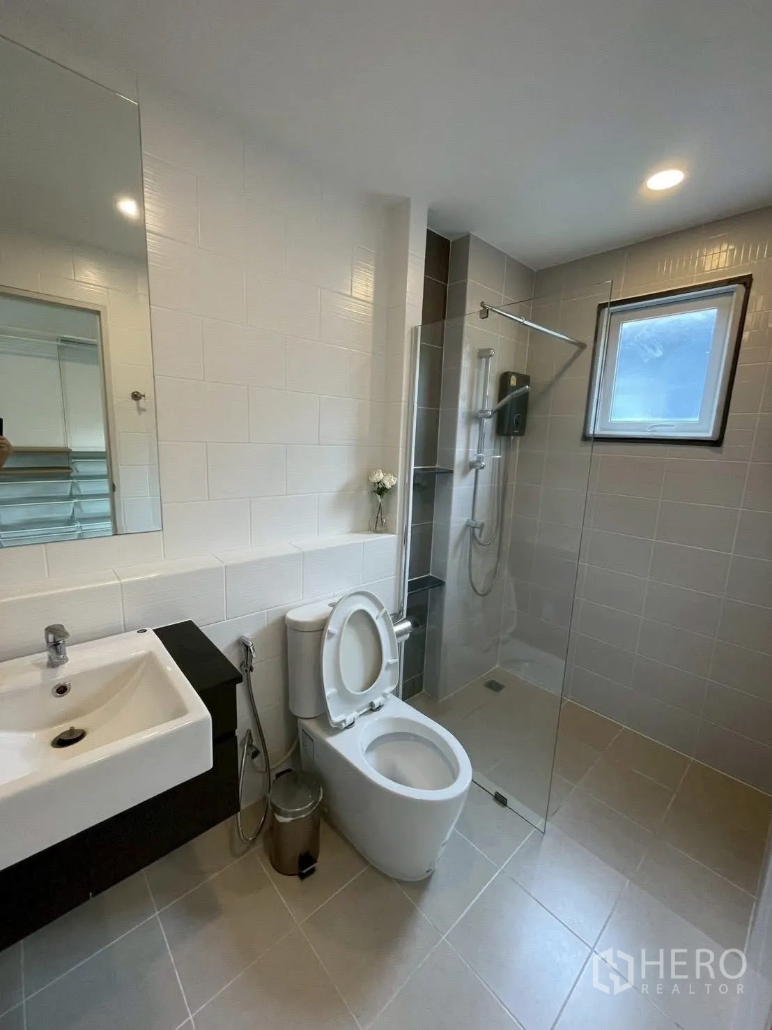 Detached House for rent in Prawet, Bangkok - Modern bathroom with walk-in shower, large mirror and tiled walls.