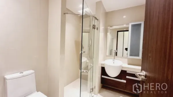 คอนโด ขายในWatthana, Bangkok - ห้องน้ำพร้อมตู้กระจกอาบน้ำ อ่างล้างหน้าแบบกลม และโถสุขภัณฑ์