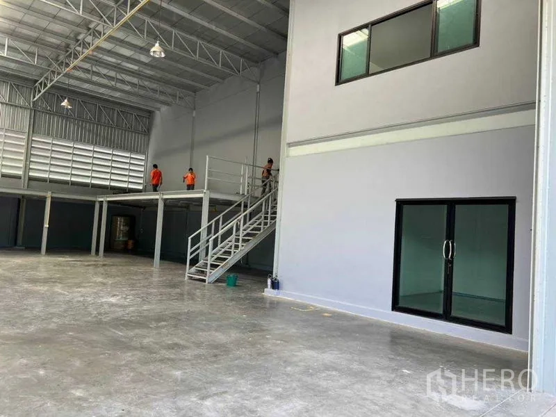 คลังสินค้า ให้เช่าในBang Khun Thian, Bangkok - พื้นที่โกดังโปร่งเพดานสูง มีชั้นลอยและบันไดเหล็ก