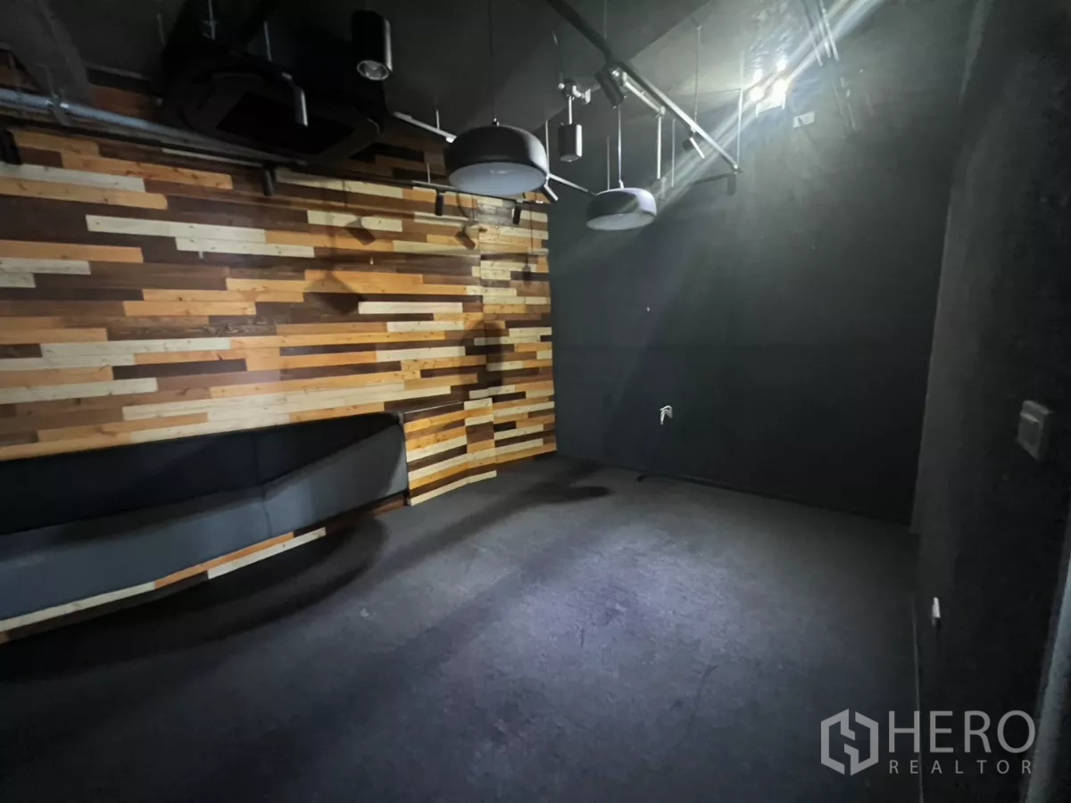 零售空间 出租在Khlong Toei, Bangkok - 暗色会议或录音室，木质拼接特色墙与射灯。