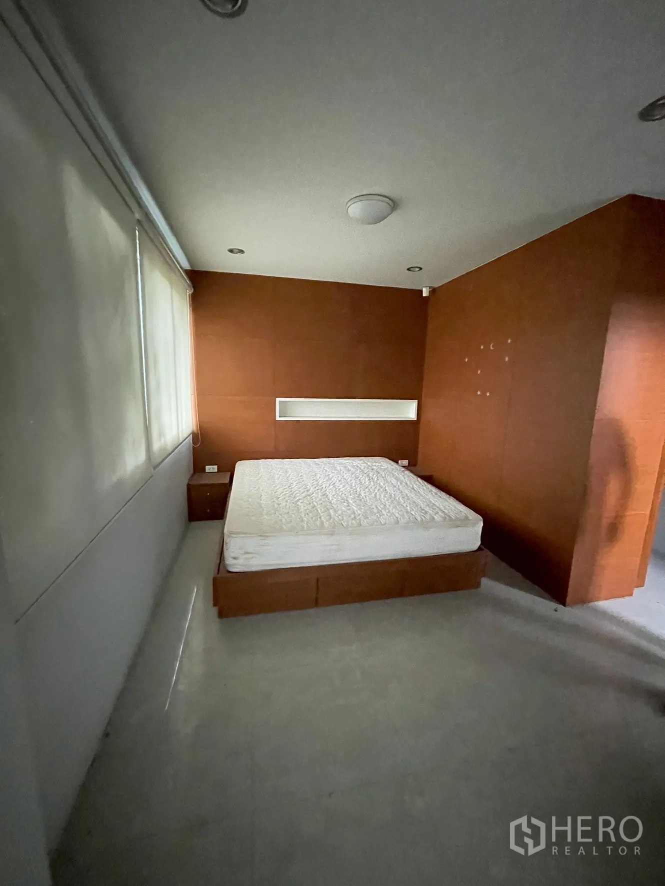 带办公室的家 出租在Wang Thonglang, Bangkok - 主卧，平台床、木质特色墙与卷帘