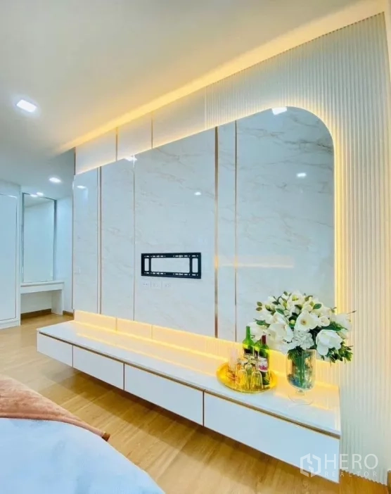 บ้าน ให้เช่าในPrawet, Bangkok - ผนังทีวีห้องนอนลายหินอ่อน ตู้ลอย และไฟซ่อนให้บรรยากาศอบอุ่น.