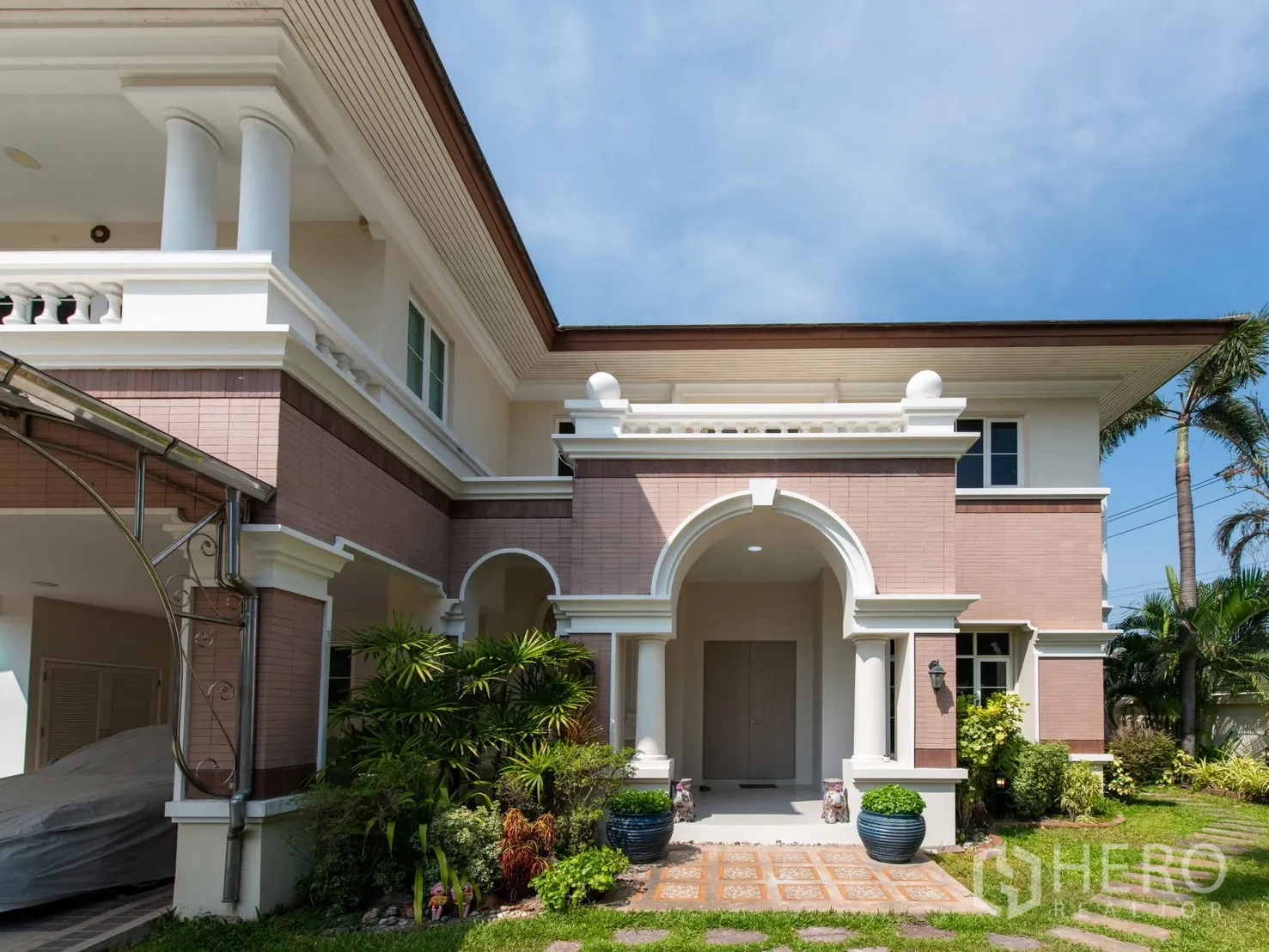 Detached House for sale in Bang Phli, Samut Prakan - Two-story detached house exterior with arched entrance, garden and covered carport.