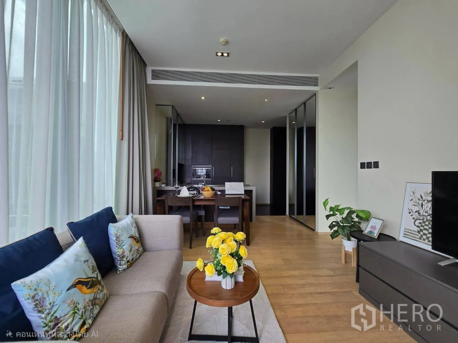 คอนโด for rent in Pathum Wan, Bangkok - ห้องนั่งเล่นอบอุ่น โซฟา พื้นไม้ และผนังกระจกม่านโปร่ง