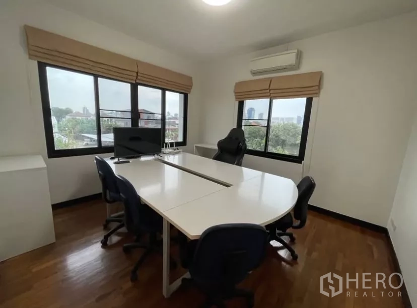 บ้าน ให้เช่าในChatuchak, Bangkok - ห้องประชุมภายในบ้าน โต๊ะทรงกลม หน้าต่าง และวิวเมือง