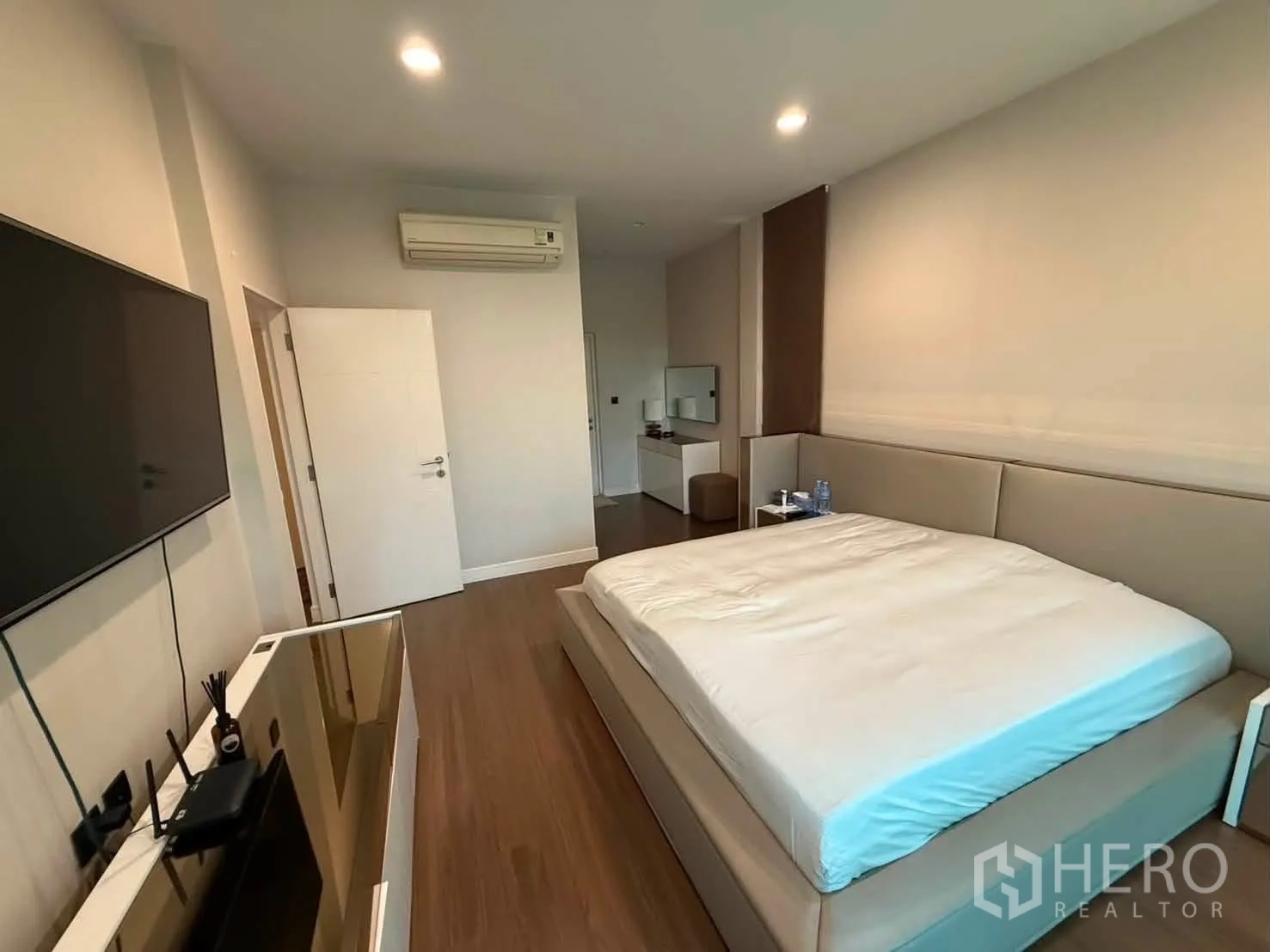 独栋房屋 for rent in Bang Kapi, Bangkok - 卧室内墙挂电视对着大床与边柜。