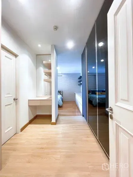 公寓 出租 - 走廊带嵌入式衣柜和梳妆台，通往木地板卧室。