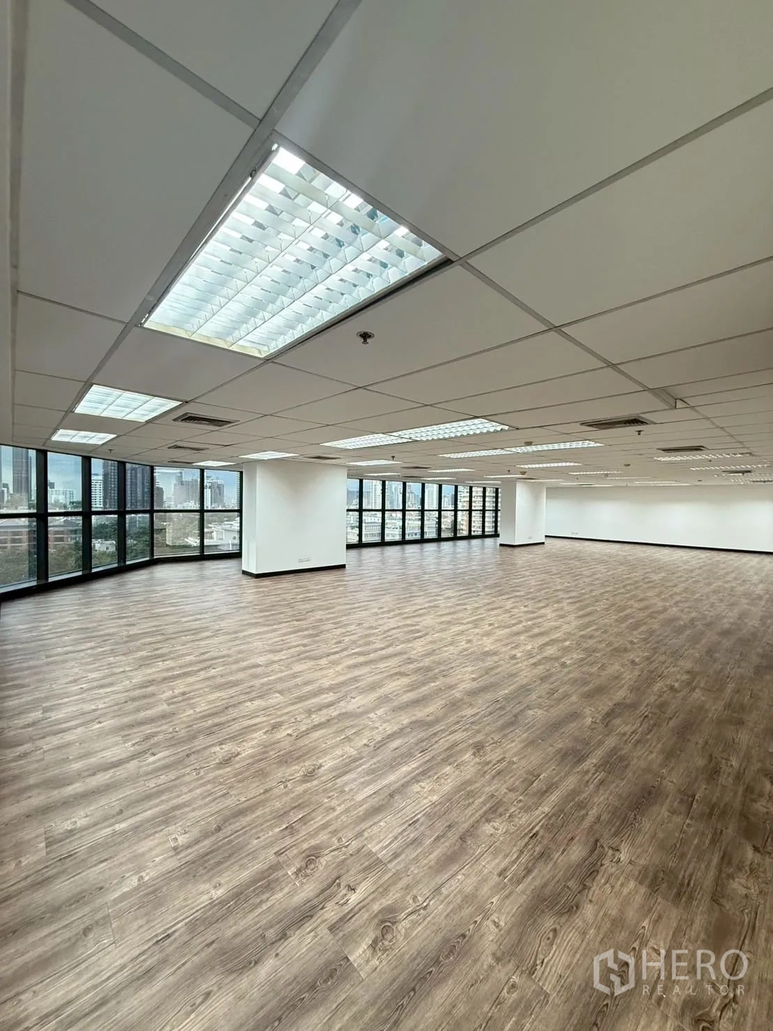 ออฟฟิศ for rent in Watthana, Bangkok - พื้นที่ทำงานโล่ง ฝ้าแขวนพร้อมช่องลมแอร์ และหน้าต่างบานกว้าง