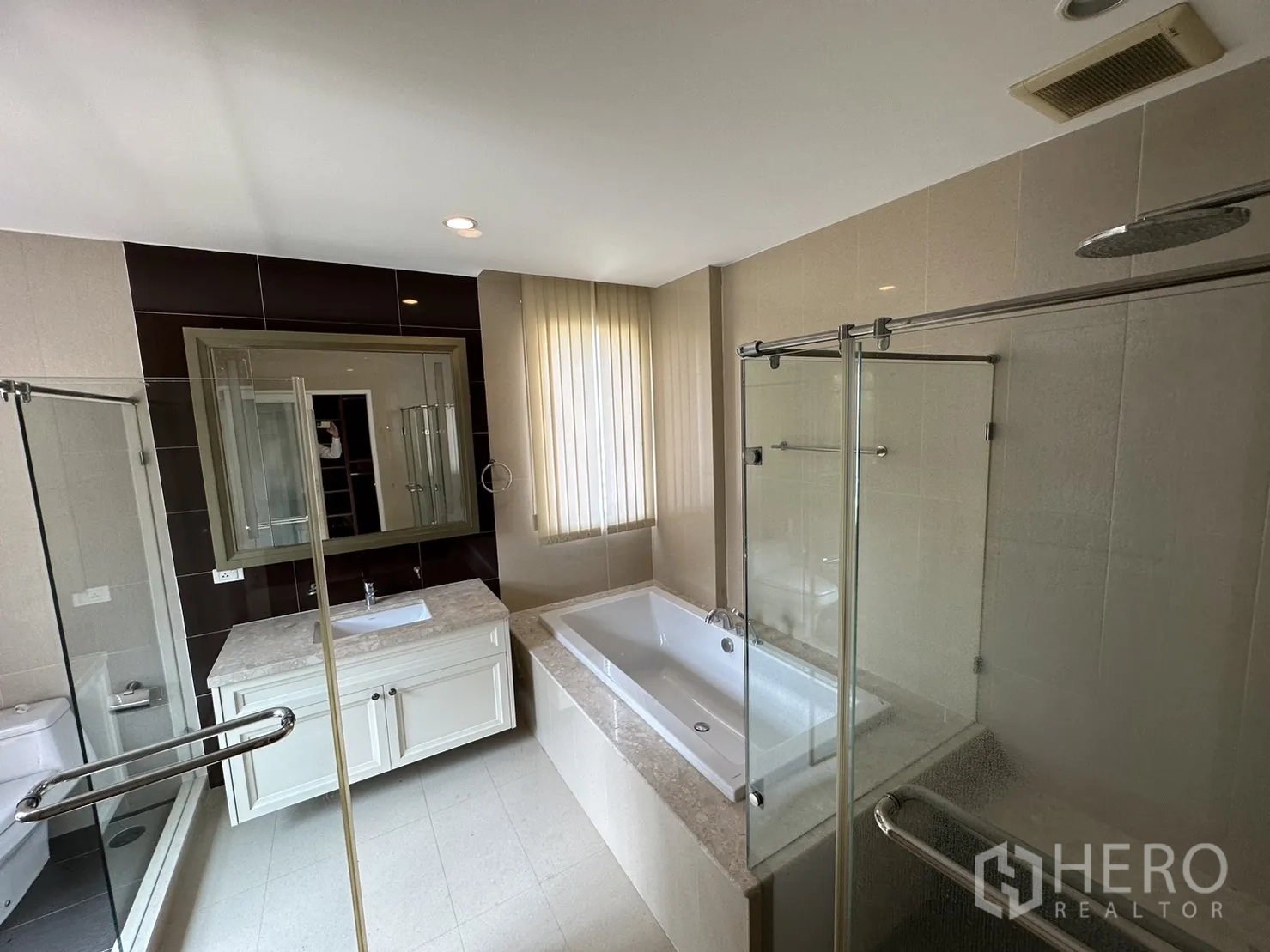 Detached House for rent or sale in Pak Kret, Nonthaburi - Another view of the bathroom showing separate shower and soaking tub.