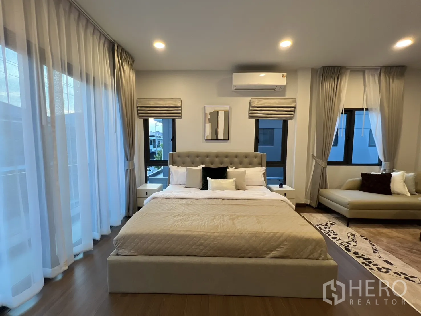 บ้าน ให้เช่าในBang Phli, Samut Prakan - ห้องนอนมาสเตอร์ ผ้าม่านโปร่งและหน้าต่างมองเห็นระเบียง