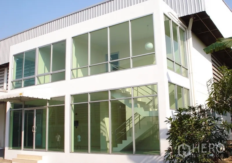 คลังสินค้า ให้เช่าในSamut Prakan - อาคารสำนักงานกระจก 2 ชั้น ติดกับโกดัง พร้อมบันไดและสวนด้านหน้า
