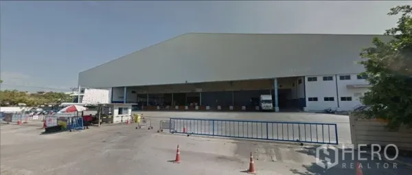 คลังสินค้า ให้เช่าในBang Phli, Samut Prakan - ด้านหน้าโกดังโลจิสติกส์ แสดงท่าเทียบโหลดสินค้าและประตูรั้วทางเข้า