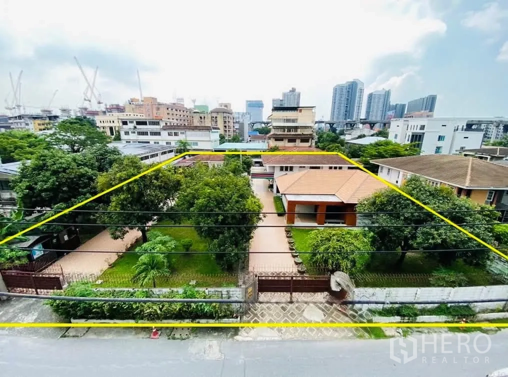 Home Office for rent in Bang Na, Bangkok - Aerial view of the large compound with buildings and gardens within boundary lines.