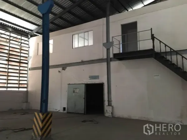 คลังสินค้า ให้เช่าในBang Kapi, Bangkok - ชั้นลอยพร้อมห้องทำงานและบันไดโลหะภายในโกดัง