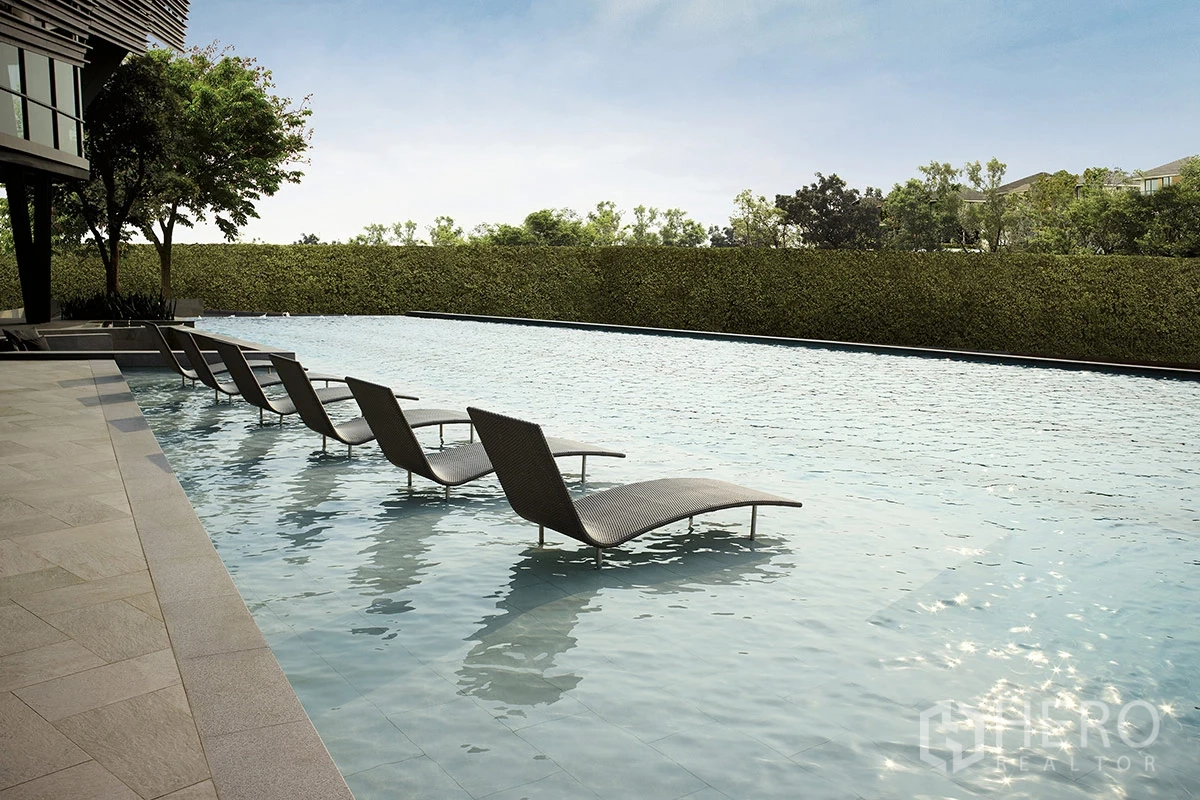 独立式住宅 出租或出售在Pathum Thani - 长形浅水区配水中躺椅与绿篱