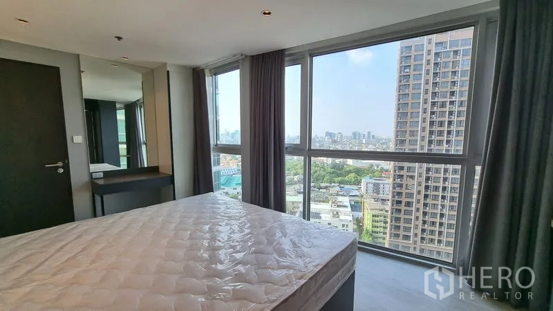 คอนโด ขายในWatthana, Bangkok - มุมห้องนอนโชว์กระจกบานใหญ่ชมวิวสกายไลน์