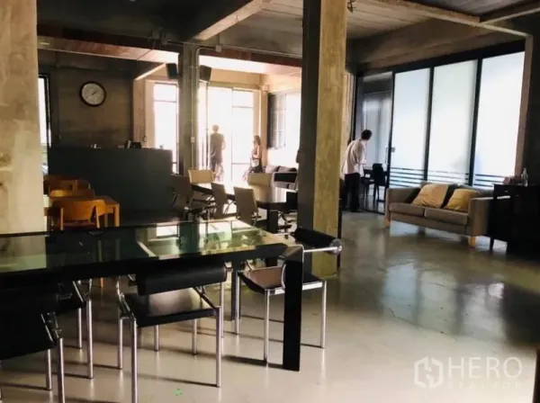 อาคารพาณิชย์ ให้เช่าในChatuchak, Bangkok - พื้นที่ทำงานแบบเปิดสไตล์อินดัสเทรียล เสาคอนกรีต โต๊ะทำงาน และมุมพักผ่อนแสงธรรมชาติ