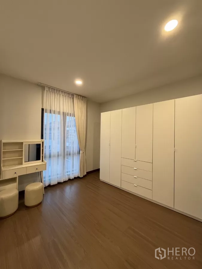 บ้าน ให้เช่าในBang Phli, Samut Prakan - ห้องแต่งตัว/ห้องเอนกประสงค์ ตู้เสื้อผ้าสีขาวและโต๊ะเครื่องแป้ง