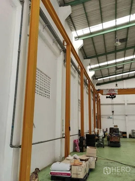 工厂 出售在Sai Noi, Nonthaburi - 车间内钢柱与行车轨道特写。