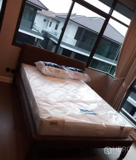 บ้าน ให้เช่าในBang Kapi, Bangkok - ห้องนอนพร้อมที่นอนใหม่และหน้าต่างมุมกว้างเห็นวิวบ้านข้างเคียง