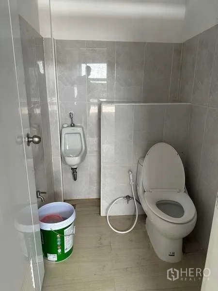 คลังสินค้า ให้เช่าในKhlong Sam Wa, Bangkok - ห้องน้ำปูกระเบื้อง พร้อมโถสุขภัณฑ์ โถปัสสาวะ และสายชำระ