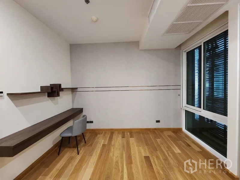 公寓 出租在Khlong Toei, Bangkok - 多功能房，长条悬浮桌与转角窗