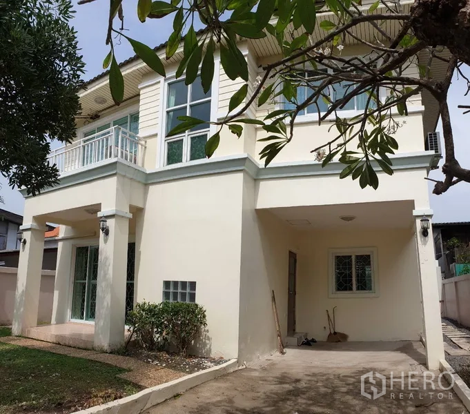Detached House for rent in Khlong Toei, Bangkok - Two-storey detached house exterior with carport, balcony and large windows in the Thong Lo–Sukhumvit area.