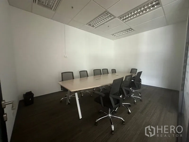 สำนักงาน ให้เช่าในRatchathewi, Bangkok - ห้องประชุมขนาดเล็ก โต๊ะยาวพร้อมเก้าอี้หมุน