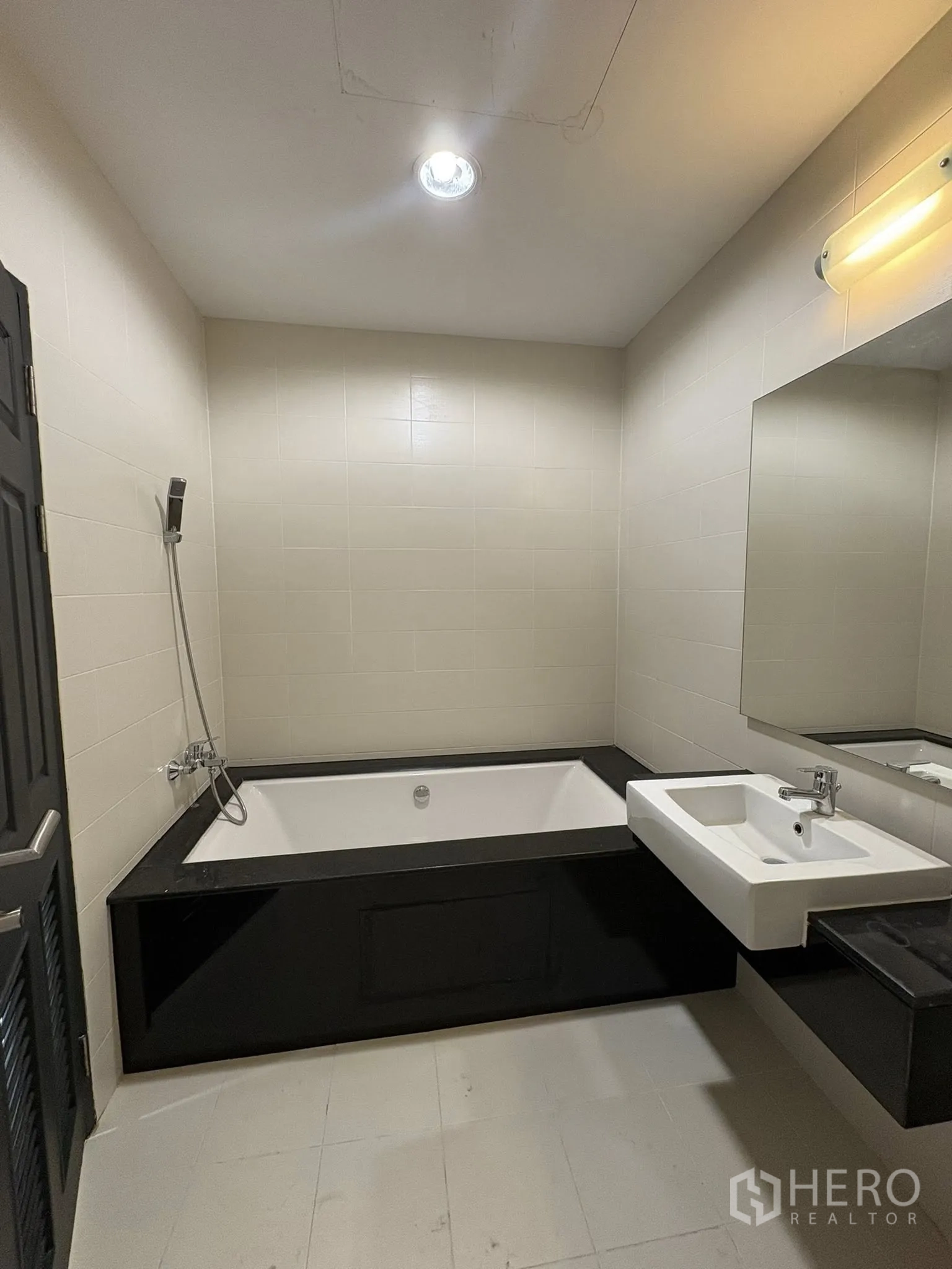 คอนโด for rent in Ratchathewi, Bangkok - ห้องน้ำมีอ่างอาบน้ำบิลท์อิน ชาวเวอร์มือถือ และอ่างล้างหน้าแขวนผนัง