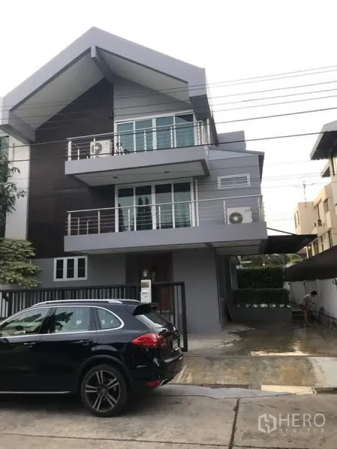 独立式住宅 出租或出售在Khan Na Yao, Bangkok - 三层现代独栋外观，带阳台与带门车道