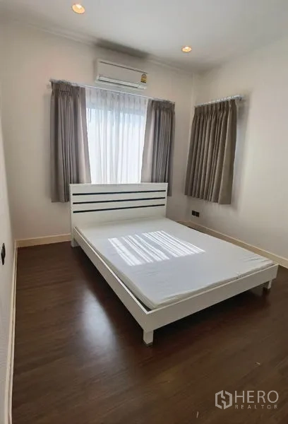 บ้าน ให้เช่าในBang Kapi, Bangkok - ห้องนอนที่สาม เตียงสีขาว หน้าต่างสองด้าน พื้นไม้