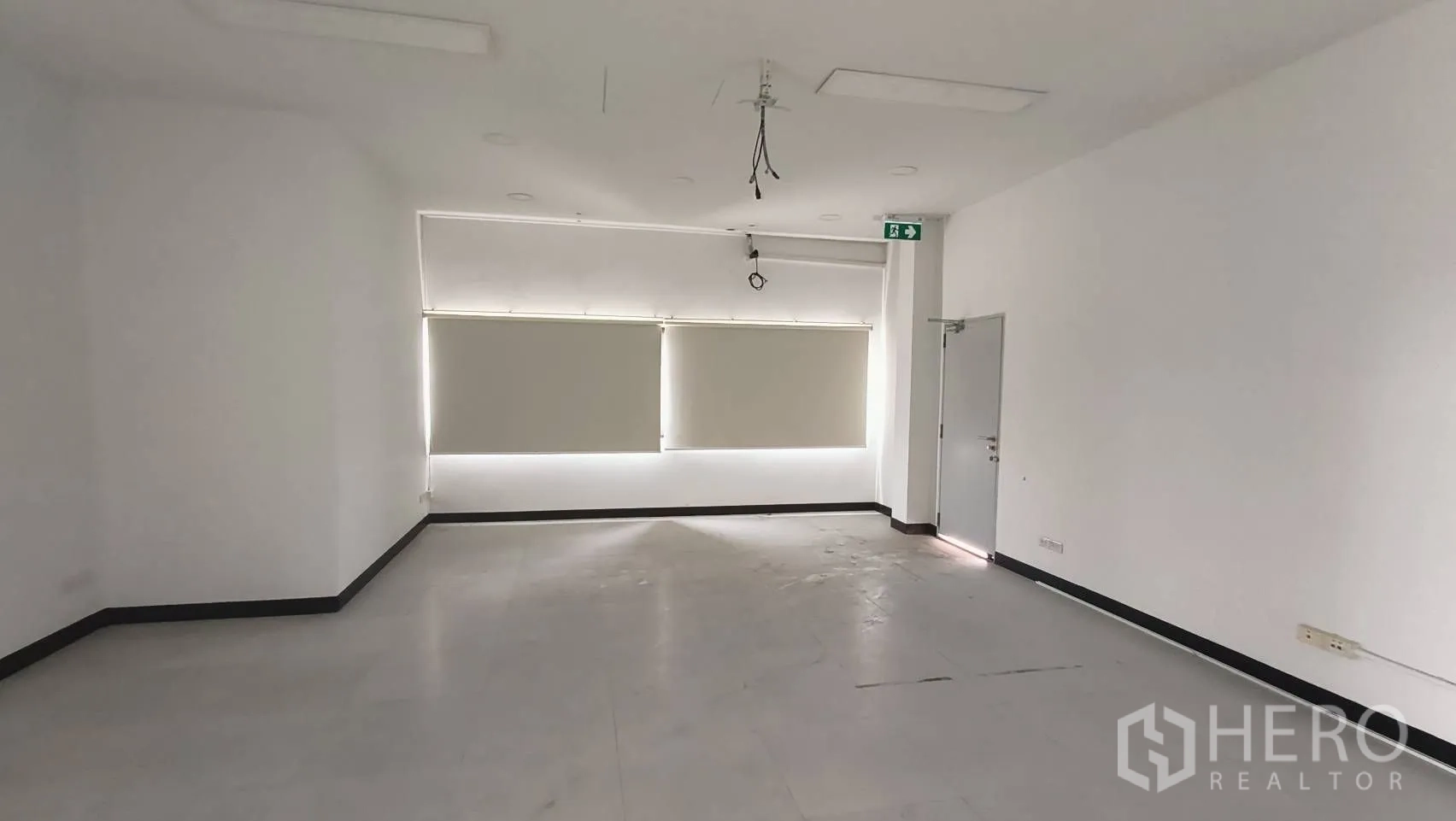 Office Space for rent in Khlong Toei, Bangkok - Training or meeting room with projector mount and roller blinds.