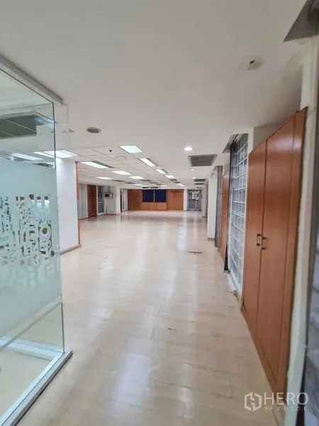 สำนักงาน ให้เช่าในRatchathewi, Bangkok - โถงยาวสู่พื้นที่ออฟฟิศแบบโอเพ่น พร้อมผนังกระจก พื้นไม้ และไฟฝ้า