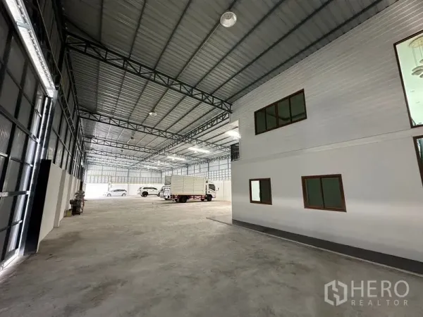 คลังสินค้า ให้เช่าในLam Luk Ka, Pathum Thani - ภายในโกดังโล่ง เพดานโครงเหล็กสูง มีออฟฟิศสองชั้นติดตัวอาคาร