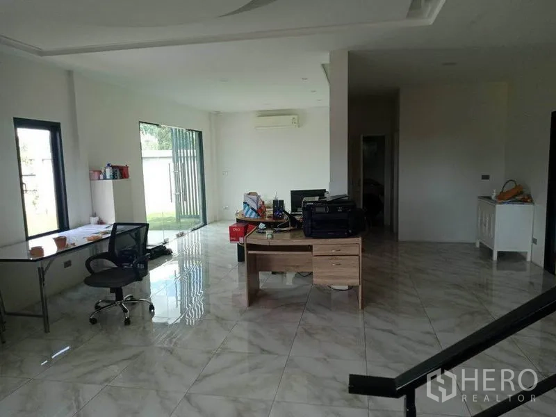 货栈 出售在Lam Luk Ka, Pathum Thani - 一层办公室，亮面地砖，办公桌与通向花园的推拉玻璃门