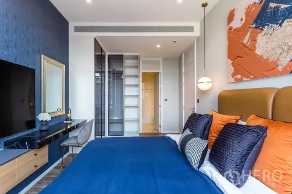 คอนโด ให้เช่าหรือขายในPathum Wan, Bangkok - มุมมองจากห้องนอนไปยังห้องน้ำ พร้อมตู้บิลท์อินและไฟสมัยใหม่ ในคอนโดมิเนียมปทุมวัน