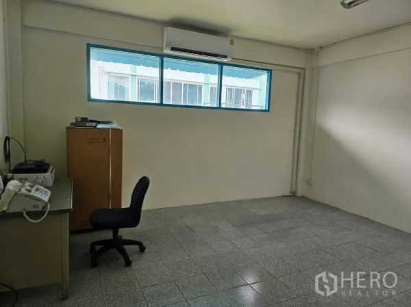 工厂 出租或出售在Mueang Rayong, Rayong - 配空调的小型办公室，横向窗户与地砖地面，布置简洁。