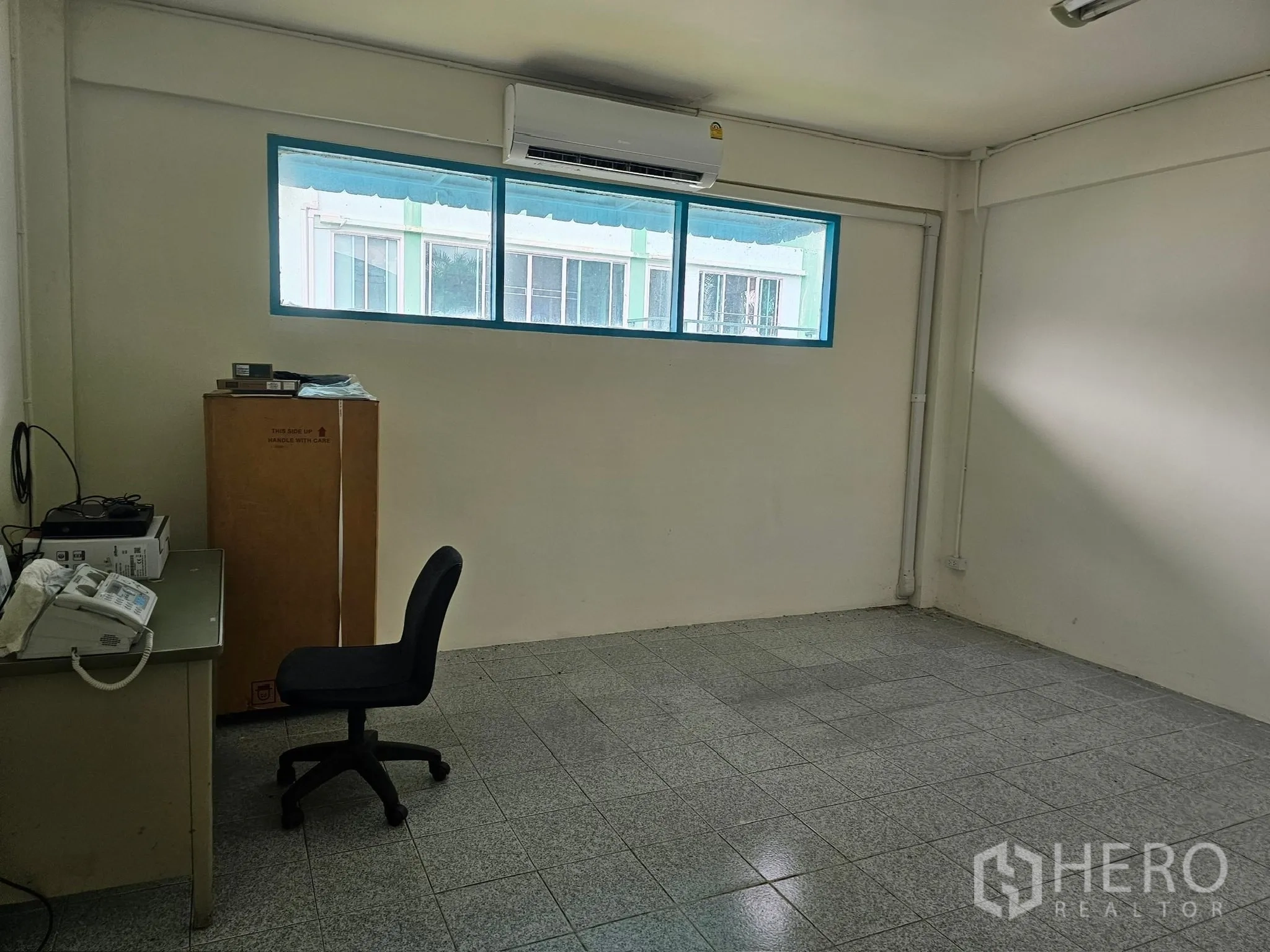 工厂 出租或出售在Mueang Rayong, Rayong - 配空调的小型办公室，横向窗户与地砖地面，布置简洁。