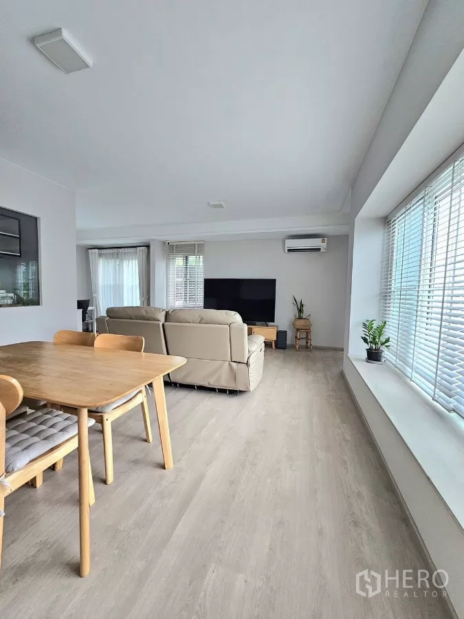 บ้าน ให้เช่าในPrawet, Bangkok - โถงนั่งเล่น-ทานอาหารโปร่ง หน้าต่างบานใหญ่และแอร์