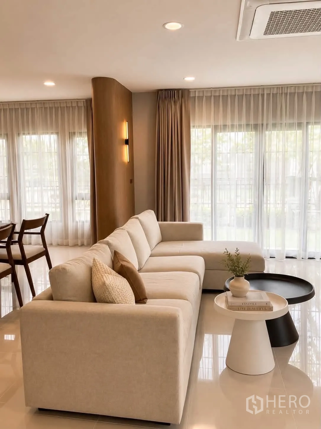 独栋房屋 for rent in Bang Phli, Samut Prakan - 起居区L型沙发临落地窗与纱帘，采光充足。