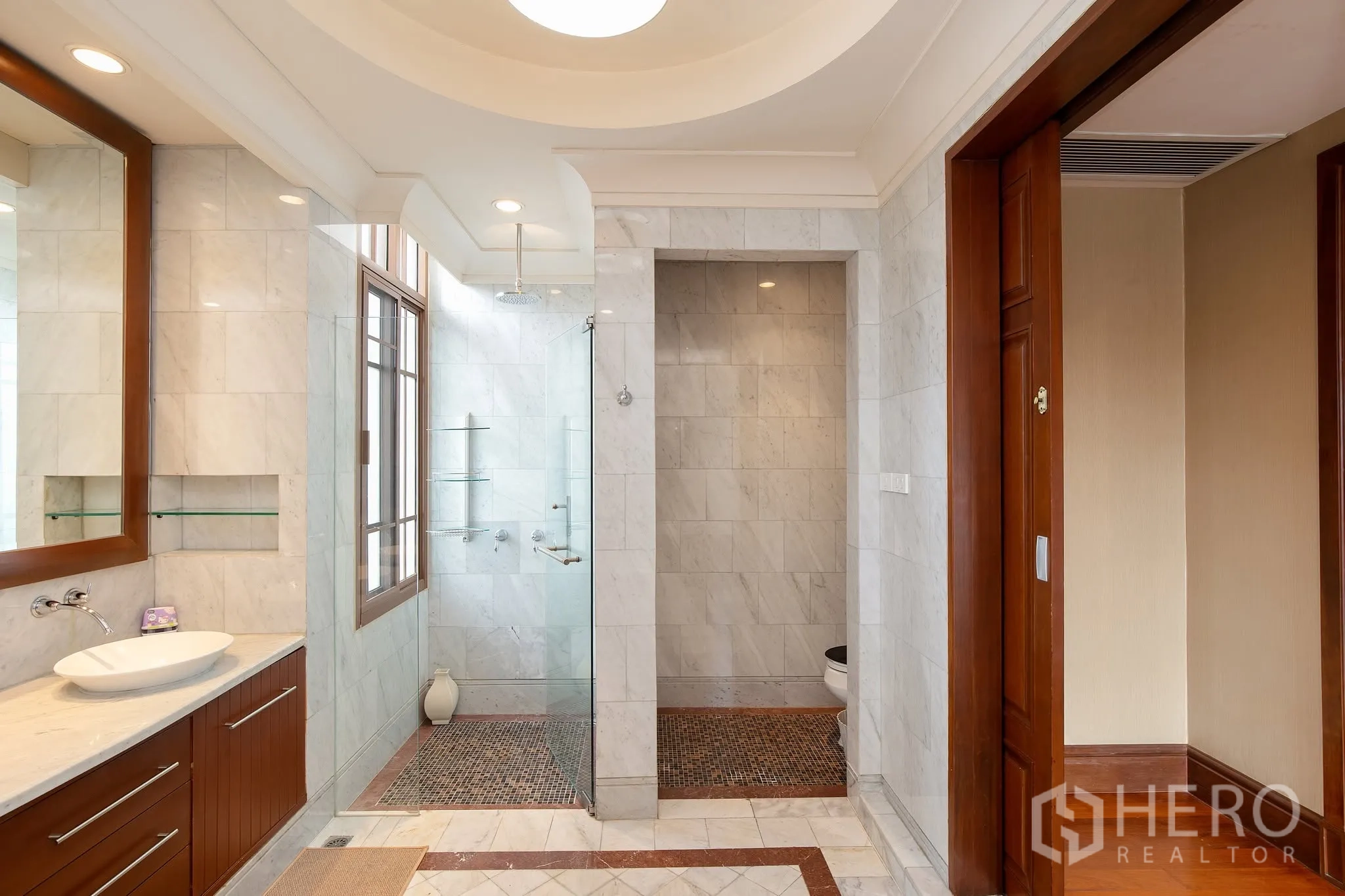 独栋房屋 for rent or sale in Watthana, Bangkok - 明亮卫浴带玻璃淋浴间与独立马桶区。