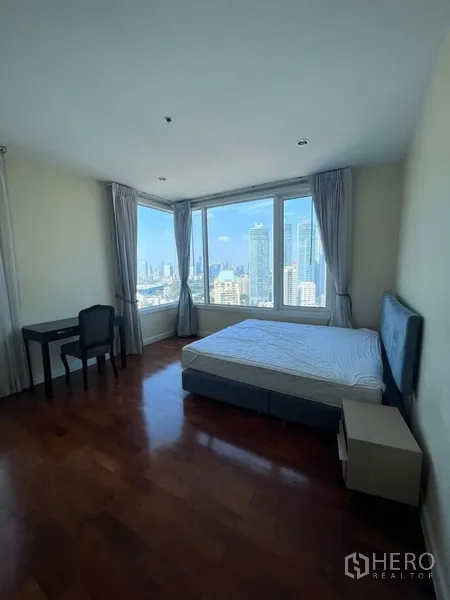 คอนโด ให้เช่าในKhlong Toei, Bangkok - ห้องนอนหลักหน้าต่างเข้ามุม มุมมองสกายไลน์ เตียงคิงส์และโต๊ะทำงาน พื้นไม้จริง