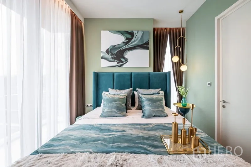 公寓 出租或出售在Watthana, Bangkok - 主卧，绒面床头、吊灯与落地窗